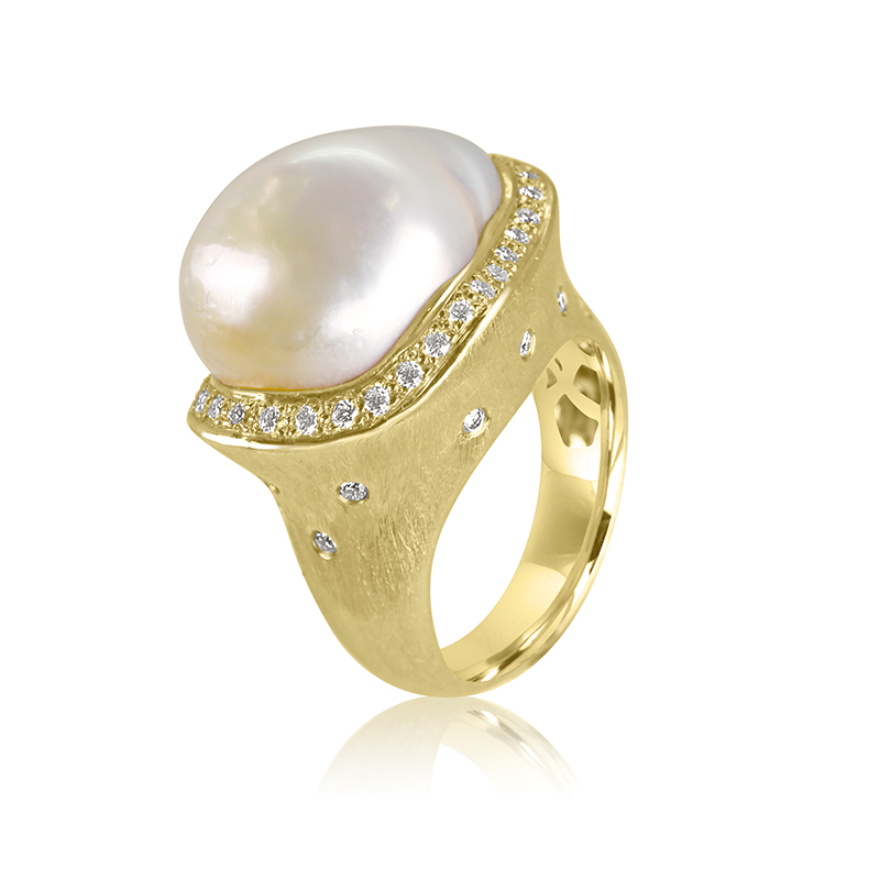 Pearl Ring in Yellow Gold and Diamonds